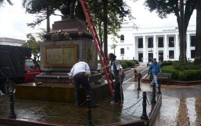 Lavando La Estatua Del Sabio Caldas